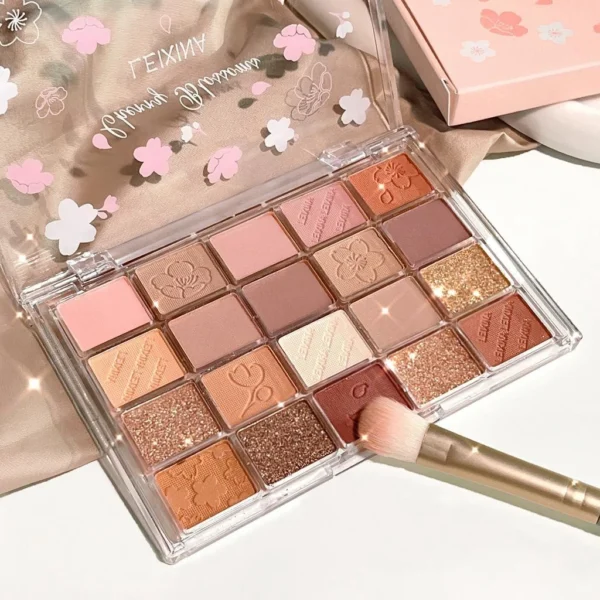 พาเลทอายแชโดว์ LEIXINA Evening cherry dance แป้งของอายแชโดว์เพลทละเอียดเนียนและเกลี่ยง่าย มือใหม่ไม่กลัวที่จะใส่ใจกับมัน เลือก 20 สีและจับคู่กับประกายมุกด้านเพื่อสร้างการแต่งหน้าที่รวดเร็วในแต่ละวัน สีของโลกเคลือบเพื่อให้ได้เอฟเฟกต์ภาพของการทำลายล้าง วิธีใช้: จุ่มนิ้วหรือแปรงอายแชโดว์ลงในแป้งอายแชโดว์ในปริมาณที่เหมาะสมก่อนอื่นให้ใช้อายแชโดว์สีอ่อนจากนั้นใช้สีที่คุณชื่นชอบเพื่อเพิ่มความลึกให้กับดวงตาและหางจนเอฟเฟกต์เป็นธรรมชาติ. สเปค: 18g