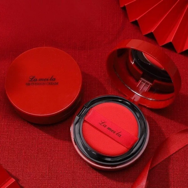 BB Lameila บีบีครีมคุชชั่น ให้ความชุ่มชื้น เรียบเนียน เพื่อผิวสวยอย่างเป็นธรรมชาติ 15 กรัม คุณสมบัติ ช่วยปกปิดรอยดำ รอยคล้ำ จุดบกพร่องต่างๆบนในหน้า ควบคุมมัน มีส่วนผสมน้ำแร่สูตรพิเศษ ช่วยให้ผิวมีอากาศหายใจ มีสารให้เความชุ่มชื้นกับผิว ช่วยให้ผิวเนียน ทำให้หน้าดูฉ่ำ เหมือนสาวเกาหลี ตัวพัฟมีความพิเศษ มีเนื้อละเอียด ช่วยในการเกลี่ยได้ดี สินค้ามีให้เลือก 3 โทนสี เหมาะกับผิวสาวๆ #01 สีธรรมชาติ #02 ผิวขาวเหลือง #03 ผิวขาว